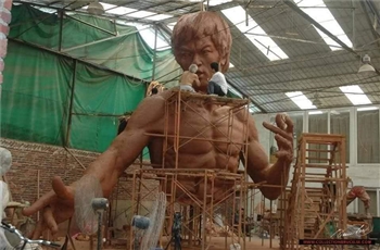 ใหญ่จัดหนัก กับรูปปั้นบรูซลีขนาดสูง 14 เมตร