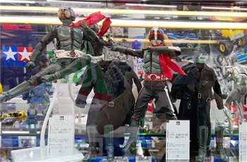 Threezero กับตัวอย่างสินค้าที่จัดแสดงในตู้โชว์ Business Trip Hobby Show